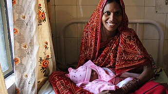 Baby Nargis wurde 2011 in Indien geboren und ist eines von mehreren Babys, die weltweit symbolisch zum siebenmilliardsten Menschen erklärt wurden. © Plan