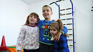 Kinder umarmen sich in einem Child Friendly Space in der Ukraine