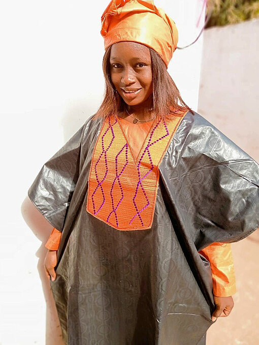 Eine junge Frau aus Guinea-Bissau in traditioneller Kleidung