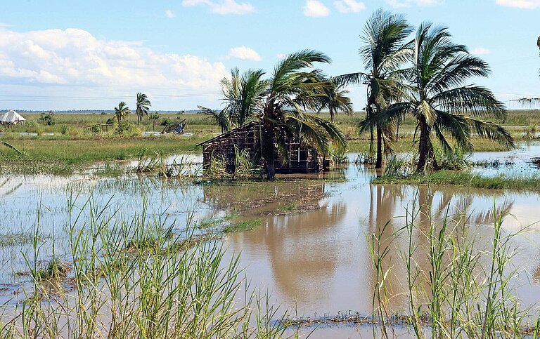 Wasser steht auf Feldern