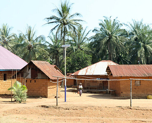 Ort in Liberia in Lofa mit umliegenden Häusern und Vegetationen