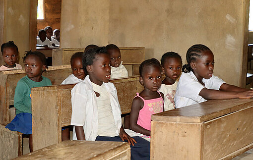 Schüler in der neu gebauten Schule in Liberia im Unterricht