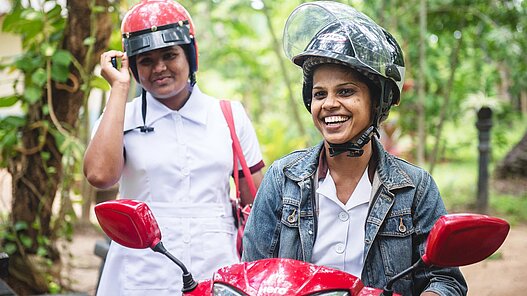 Mobilität für Hebammen macht die gesundheitliche Versorgung auch in ländlichen Gebieten möglich. Dieses Bild stammt aus einem ähnlichen Plan Projekt in Sri Lanka.