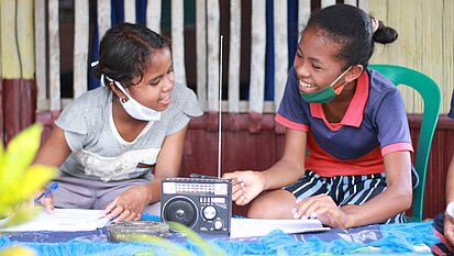 Das Wissen verbreiten wir in der gesamten Gemeinde, zum Beispiel durch Nutzung des lokalen Radios. So können wir Mädchenhandel endgültig stoppen. 