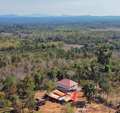Dünn besiedelt und ländlich präsentiert sich die Provinz Stung Treng in Kambodscha Ein Blick aus der Vogelperspektive auf eine flache Ebene