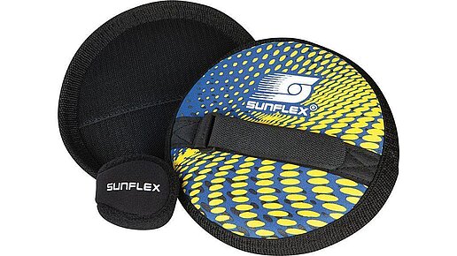 10149 Klettballspiel Zwei runde Neopren-Scheiben, bei einer ist die schwarze Klettseite zu sehen, die andere ist buntbedruckt mit schwarzer Handschlaufe. Der kleine schwarze Ball liegt davor.