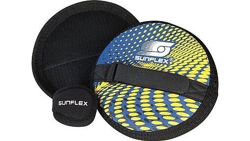 10149 Klettballspiel Zwei runde Neopren-Scheiben, bei einer ist die schwarze Klettseite zu sehen, die andere ist buntbedruckt mit schwarzer Handschlaufe. Der kleine schwarze Ball liegt davor.