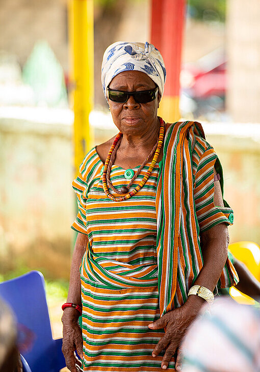 Christina steht in ihrer Gemeinde im Bezirk Bongo im Norden Ghanas