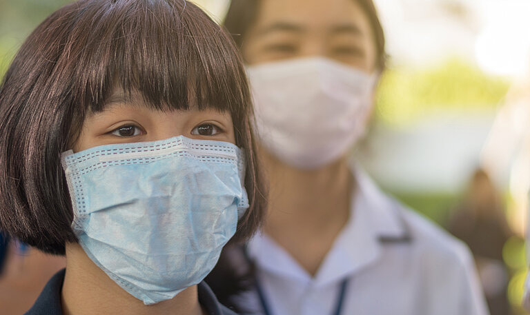 Zwei Frauen mit OP-Masken.