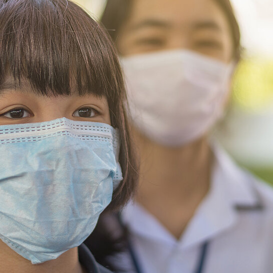 Zwei Frauen mit OP-Masken.