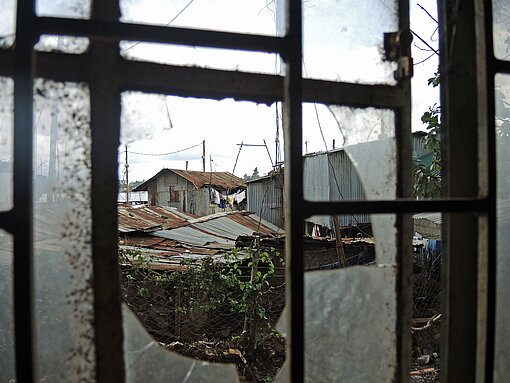 Blick durch ein zerbrochenes Fenster. Blick durch ein zerbrochenes Fenster.