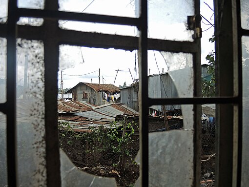 Blick durch ein zerbrochenes Fenster.