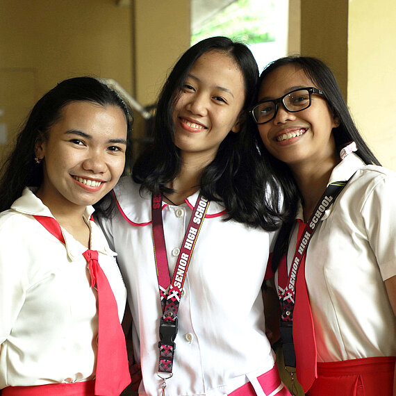 Plan_Weltweit-aktiv_Asien-Projekt-Philippinen-201811-PHL-10.jpg Drei junge Frauen lachen in die Kamera