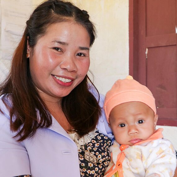 Mit diesem Projekt fördern wir die Gesundheitsversorgung in Laos. Im Rahmen des Projekts besuchen Gesundheitshelferinnen und Helfer entlegene Gemeinden, um sich besonders um Babys und Mütter zu kümmern.