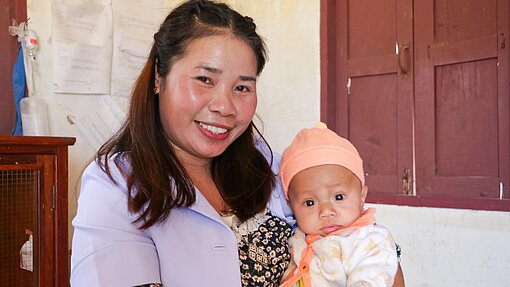 Mit diesem Projekt fördern wir die Gesundheitsversorgung in Laos. Im Rahmen des Projekts besuchen Gesundheitshelferinnen und Helfer entlegene Gemeinden, um sich besonders um Babys und Mütter zu kümmern.