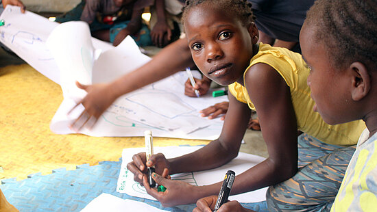 In Mosambik können viele Kinder nicht regelmäßig zur Schule gehen.