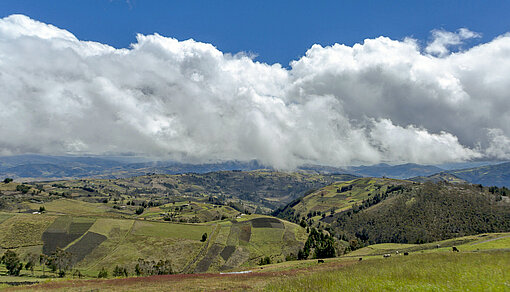 Die südamerikanischen Anden erstrecken sich auf einer Länge von rund 9.000 Kilometern und viele Gemeinden liegen dort über den Wolken Ein Dorf liegt über den Wolken von Ecuador in den Anden