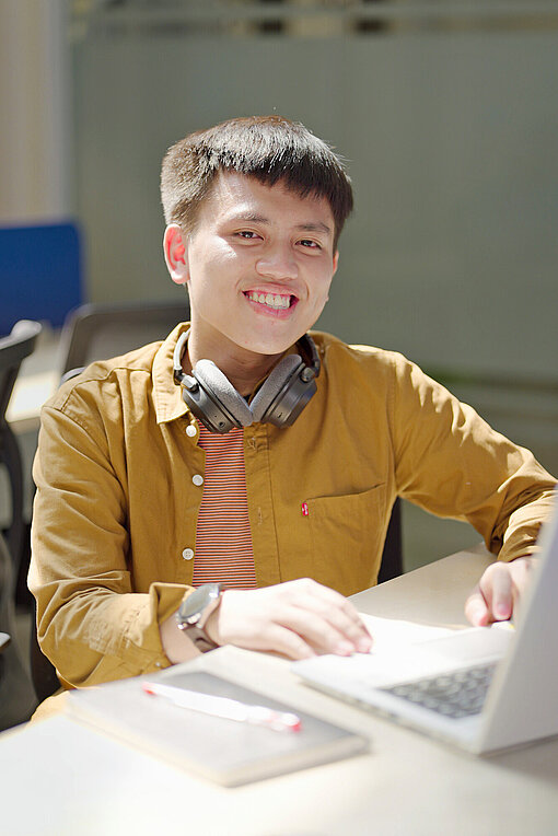 Ein junger Mann sitzt am PC