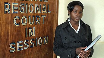 Yeukai Mugumba berichtet wie sie vom "einfachen Mädchen" zur preisgekrönten Anwältin wurde.