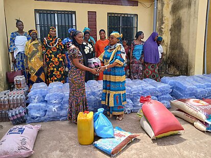 Eine Frau erhält eine Lebensmittelration