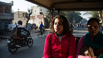 Auf dem Weg zur Arbeit wird Komal häufig von ihrer Mutter begleitet © Plan International / Vivek Singh
