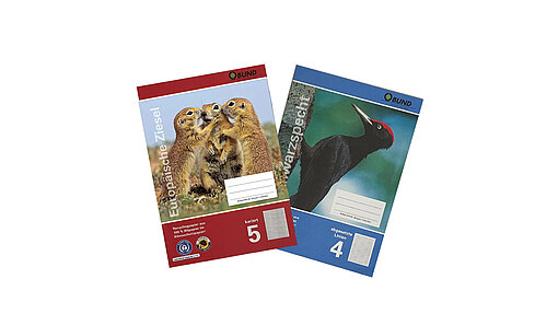 2 Hefte, eins in rot, eins in blau mit Tiermotiven.