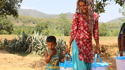 Plan verteilt Wasserkanister und Hygiene-Boxenl.