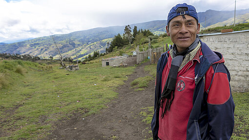 Francisco ist nun ehrenamtlicher Gesundheitshelfer und kann schwangeren Mädchen und Frauen beistehen und eventuelle Probleme erkennen. Francisco in den Bergen Ecuadors.