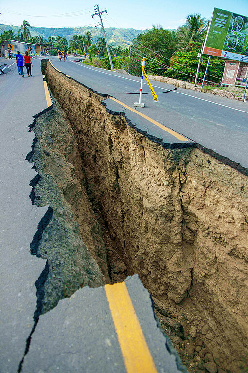 Nach einem Erdbeben 2016 ist ein riesiger Riss in einer Straße in Ecuador zurückgeblieben