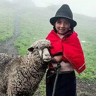 Kind mit Schaf