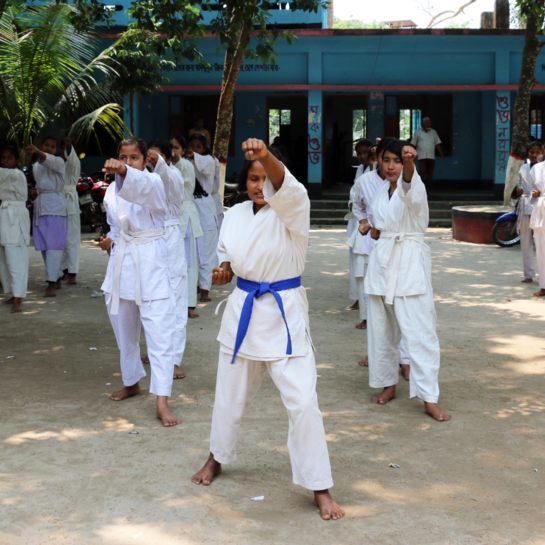 Eine Gruppe Mädchen lernt Karate