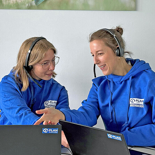 Tabea und Greta sitzen im Büro