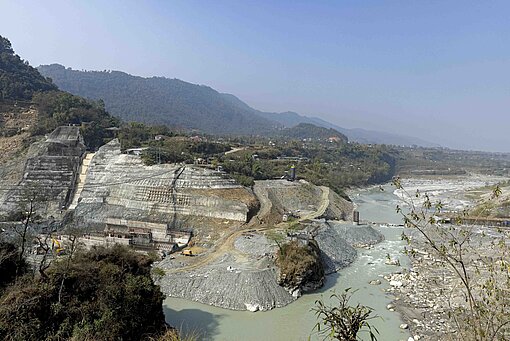 In der Schlucht des Flusses Seti in Nepal entsteht ein Staudamm, der Jobs und Einnahmen aus der Energiegewinnung verspricht Blick auf die Baustelle eines Staudamms in Nepal