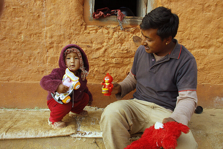 Der Nepalese Madhu spielt mehr mit seinem Kind, nachdem er an einem Plan-Erziehungskurs teilgenommen hat