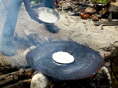 Zubereitung von Cassava.