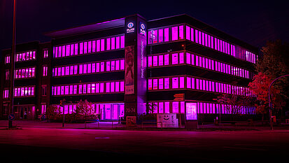 Auch in diesem Jahr wird unser Hamburger Bürogebäude zum Welt-Mädchentag beleuchtet. ©Plan International Auch in diesem Jahr wird unser Hamburger Bürogebäude zum Welt-Mädchentag beleuchtet. ©Plan International