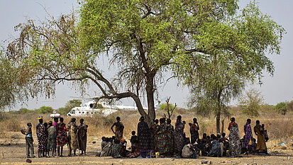 Ein UN-Helikopter bringt Nahrungsmittel nach Pibor. © Jiro Ose