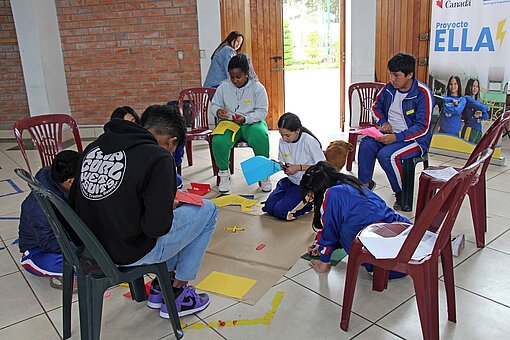 In kleinen Gruppen finden Workshops statt
