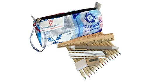 Schlampermäppchen "Trashy" Federmappe aus recycelten Trinkwasserbeutel, darunter das Schreibmaterial.