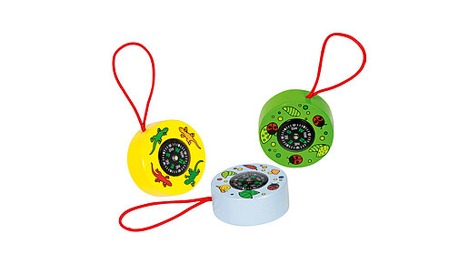 Farbvarianten des Kompasses in gelb, hellblau und grün mit Tiermotiven und Handschlaufe. 