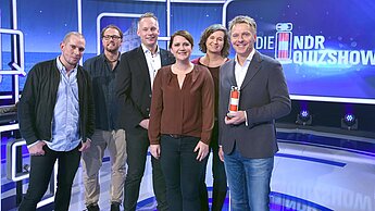 Plan-Patin und Radiomoderatorin Julia Vogt (2.v.r) zu Gast bei Jörg Pilawas Quizshow. © NDR/Uwe Ernst