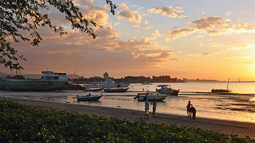 Am „Largo de Lecidere“ von Dili legen keine internationalen Fährverbindungen ab. Sonnenuntergang am Hafen von Dili.