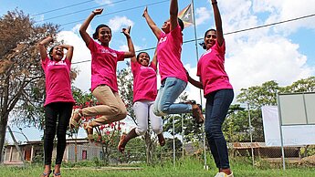 Weltweit haben Mädchen Schlüsselpositionen eingenommen. In Timor-Leste haben beispielsweise fünf Mädchen für einen Tag die Rolle von Dorvorstehern übernommen. © Plan International
