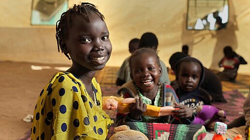 Kinder verbringen ihre Tage im kinderfreundlichen Raum des Kinder-Zentrums, einem sicheren Ort, an dem die im Zentrum lebenden Kinder Zeit mit Spielen verbringen, Freundschaften schließen und sich vom Trauma des Krieges erholen können.