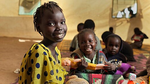 Kinder verbringen ihre Tage im kinderfreundlichen Raum des Kinder-Zentrums, einem sicheren Ort, an dem die im Zentrum lebenden Kinder Zeit mit Spielen verbringen, Freundschaften schließen und sich vom Trauma des Krieges erholen können.