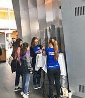 Lara und Mareen erzählen den jungen Interessentinnen alles über die Kampagne #EducationNotForSale