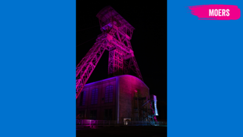 Ein pink angestrahlter Förderturm