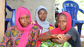 Marlyatou mit anderen jungen Frauen im sicheren Raum