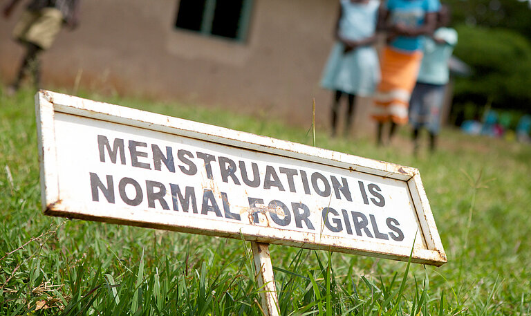 Schild mit "Menstruation is normal for Girls"
