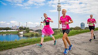 Im Sonnenschein liefen 3.702 Glitzerflitzer-Läuferinnen durch den Olympiapark in München. © Norbert Wilhelmi